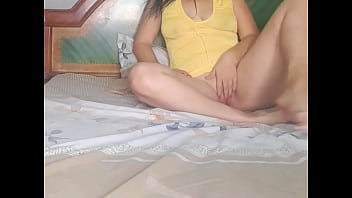 Descubro a mi madrastra masturbandose y la follo por puta