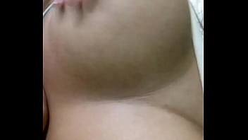 Mostrando meus peitões pro meu macho pelo zap