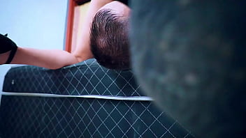 A loira safada sentou gostosa e levou leite na buceta