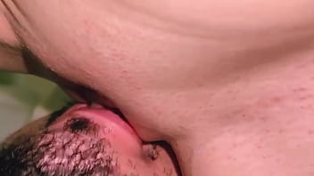 Mi esclavo me come el culo y el coño y tengo orgasmo en su boca