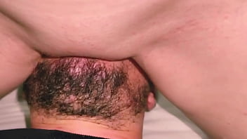 Mi esclavo me come el culo y el coño y tengo orgasmo en su boca