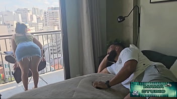 Mama studio ele não aguentou e ficou louco pra me fuder então eu dei um chá de buceta no safado pra ele aprender grátis