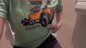 【スーパーのトイレでオナ】オナニーしてはいけないところでオナニーすると気持ちいいよね。