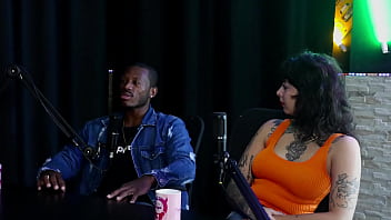 Gostosa mostra seus lindos peitos se beijam depois de falar que ficou nervosa no ménage my hell williams & hyoran carvalho sheer red