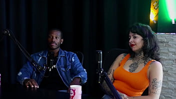 Gostosa mostra seus lindos peitos se beijam depois de falar que ficou nervosa no ménage my hell williams & hyoran carvalho sheer red