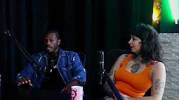 Gostosa mostra seus lindos peitos se beijam depois de falar que ficou nervosa no ménage my hell williams & hyoran carvalho sheer red