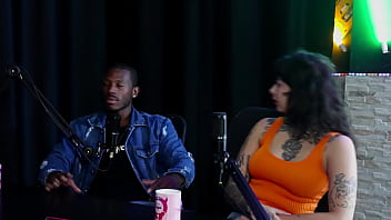 Gostosa mostra seus lindos peitos se beijam depois de falar que ficou nervosa no ménage my hell williams & hyoran carvalho sheer red