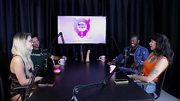 Gostosa mostra seus lindos peitos se beijam depois de falar que ficou nervosa no ménage my hell williams & hyoran carvalho sheer red