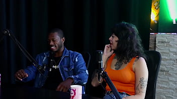 Gostosa mostra seus lindos peitos se beijam depois de falar que ficou nervosa no ménage my hell williams & hyoran carvalho sheer red