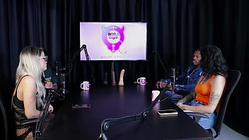 Gostosa mostra seus lindos peitos se beijam depois de falar que ficou nervosa no ménage my hell williams & hyoran carvalho sheer red