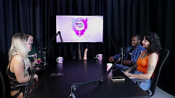 Gostosa mostra seus lindos peitos se beijam depois de falar que ficou nervosa no ménage my hell williams & hyoran carvalho sheer red