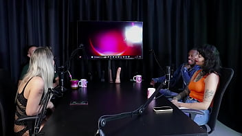 Gostosa Mostra Seus Lindos Peitos Se Beijam Depois De Falar Que Ficou Nervosa No Ménage My Hell Williams & Hyoran Carvalho Sheer Red thumbnail