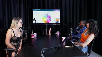 Gostosa mostra seus lindos peitos se beijam depois de falar que ficou nervosa no ménage my hell williams & hyoran carvalho sheer red