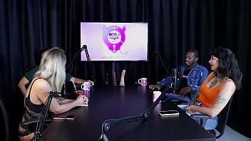 Gostosa mostra seus lindos peitos se beijam depois de falar que ficou nervosa no ménage my hell williams & hyoran carvalho sheer red