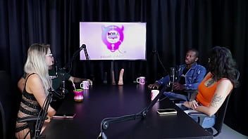 Gostosa mostra seus lindos peitos se beijam depois de falar que ficou nervosa no ménage my hell williams & hyoran carvalho sheer red