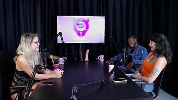 Gostosa mostra seus lindos peitos se beijam depois de falar que ficou nervosa no ménage my hell williams & hyoran carvalho sheer red