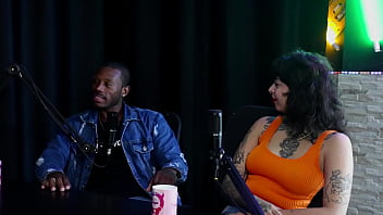 Gostosa mostra seus lindos peitos se beijam depois de falar que ficou nervosa no ménage my hell williams & hyoran carvalho sheer red