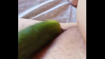 Gretala si accarezza col cetriolo