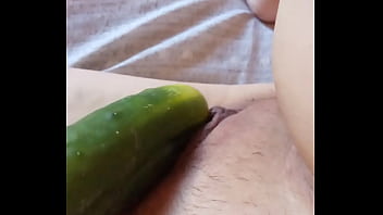 Gretala si accarezza col cetriolo