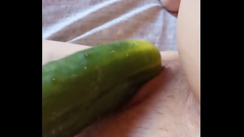 Gretala si accarezza col cetriolo