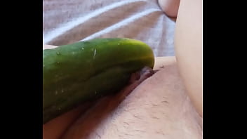 Gretala si accarezza col cetriolo