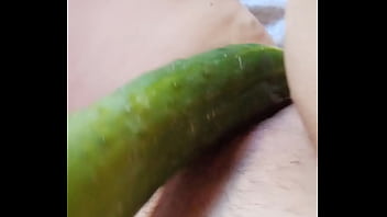 Gretala si accarezza col cetriolo