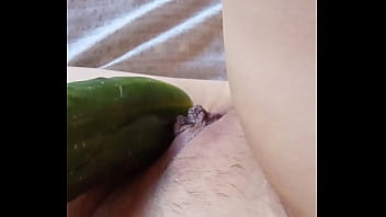 Gretala si accarezza col cetriolo