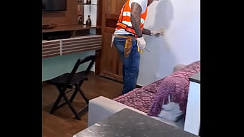 Esperei meu marido ir trabalhar e dei gostoso pro eletricista parte 1