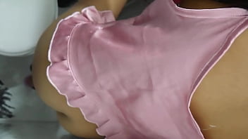 Veo por la ventana a la vecina de 18 años martubandose y despues de colarme en su casa le quito la calentura con mi verga