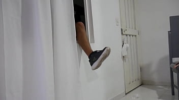 Veo por la ventana a la vecina de 18 años martubandose y despues de colarme en su casa le quito la calentura con mi verga