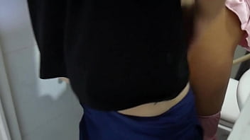 Veo por la ventana a la vecina de 18 años martubandose y despues de colarme en su casa le quito la calentura con mi verga