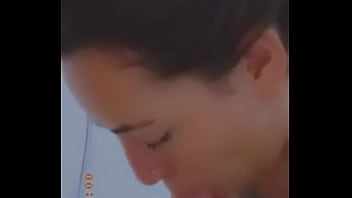 Gostosa mamaando pal do namorado