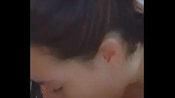 Gostosa mamaando pal do namorado