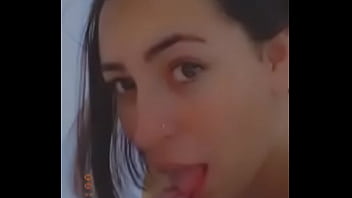 Gostosa mamaando pal do namorado