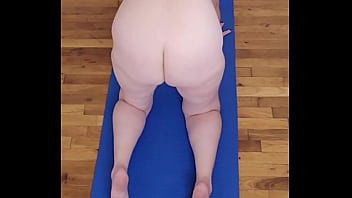 Hot milf starts her day with nude y oga