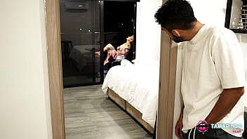 Encontramos a la abuela blanca masturbándose en el balcón