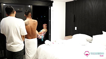 Encontramos a la abuela blanca masturbándose en el balcón