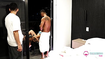 Encontramos a la abuela blanca masturbándose en el balcón