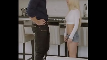 Joven rubia con su padrastro