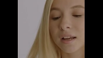 Joven rubia con su padrastro