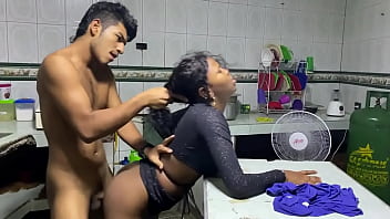 Estro en casa y mi hermanastro me dar una buena follada y le saco toda su leche