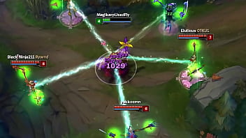 Espantalho é encontrado morto após tentar chupar o proprio pau