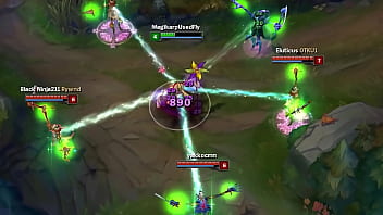 Espantalho é encontrado morto após tentar chupar o proprio pau