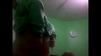 Rico gay metiendose un pincel