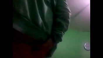 Rico gay metiendose un pincel