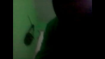 Rico gay metiendose un pincel