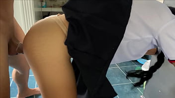 Padrastro pervertido y acosador mira a su hijastra a escondidas cuando llega de la escuela y le clava la verga directo al coño