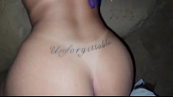 Garota desaparecida é encontrada dando a buceta pra 2 pivetes no meio da rua