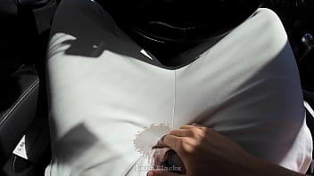 Morena cachonda se folla a conductor de taxi para pagar el viaje luna black