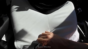 Morena cachonda se folla a conductor de taxi para pagar el viaje luna black